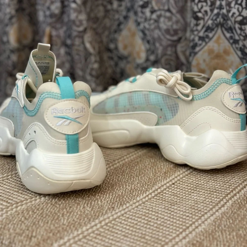 Women’s Reebok shoes - Picture 2 of 3